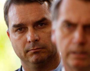 Flavio Bolsonaro vai a STF por foro privilegiado e eleva ‘crise Queiroz’