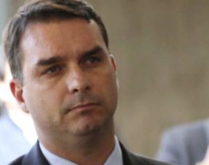 Flávio Bolsonaro empregou mãe e mulher de miliciano no gabinete