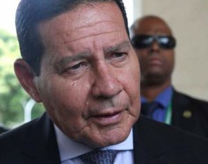 Mourão diz que autorizar Lula a ir ao velório do irmão é ‘questão humanitária’