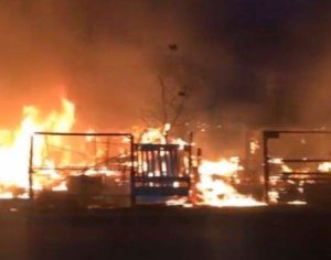 Incêndio destrói 10 casas de madeira na região Norte de Londrina