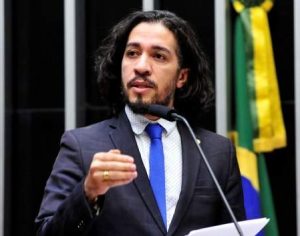 Após ameaças de morte, Jean Wyllys desiste de mandato e deixa o Brasil