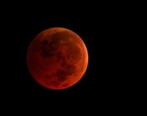 ‘Lua de sangue’ promoveu espetáculo no céu londrinense