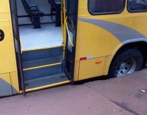 Ônibus fica encalhado em buraco na região oeste de Londrina
