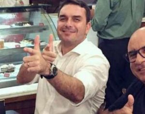 STF suspende investigação sobre Queiroz após pedido de Flávio Bolsonaro