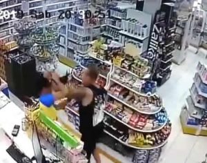 Sargento da PM é afastado ao aparecer em vídeo agredindo mulher; assista