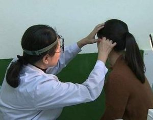 Mulher chinesa sofre com condição rara e não consegue ouvir voz de homens
