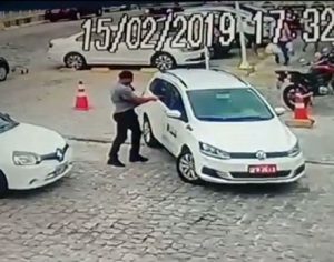 Câmeras flagram assassinato de taxista em briga de trânsito de 9 segundos