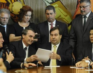 Governo pode negociar mil cargos de 2º escalão por apoio à Previdência
