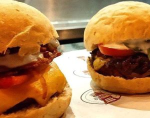 Hamburgueria faz evento para ajudar vítima de incêndio em Londrina