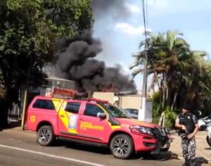 Incêndio atinge loja de plásticos na Av. Duque de Caxias em Londrina