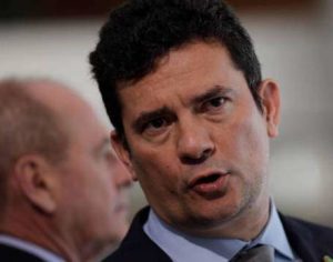 Projeto de Moro prevê até isenção de pena a policiais que matarem em serviço
