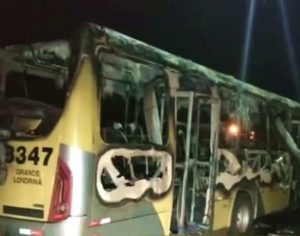 Ônibus é incendiado na Zona Oeste de Londrina; veja o vídeo