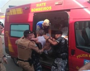 Pessoas são resgatadas após inalarem fumaça tóxica durante incêndio em Londrina