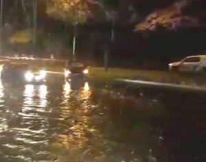 Chuva forte e ventania deixa pontos de alagamento em Londrina