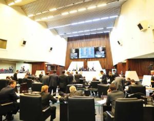 Fim da aposentadoria para ex-governadores é aprovado na CCJ da Alep