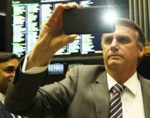 Bolsonaro publica vídeo no Twitter para criticar Carnaval de rua