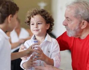 Lula consegue permissão de saída da prisão para velório de neto