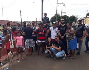Voluntários distribuem mais de 300 kits de páscoa em bairro carente de Londrina
