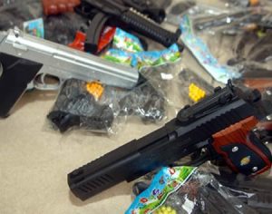 Comércio de Londrina recebe fiscalização de armas de brinquedo