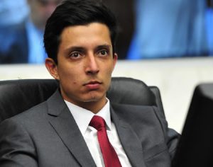 Deputado cria projeto exigindo que médicos batam ponto a cada 30 minutos