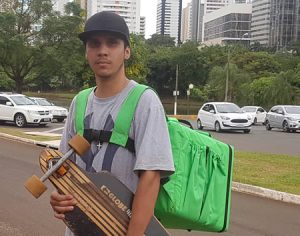 Conheça Cacyo, o jovem entregador skatista que conquistou a internet