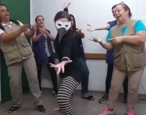 Agentes de saúde fazem paródia de música para alertar dengue
