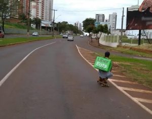 Foto de rapaz fazendo entregas de skate em Londrina viraliza nas redes