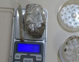 Policial é detido fumando maconha em praça no centro de Londrina