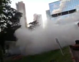 Vídeo mostra momento exato em que prédio no Fórum desaba
