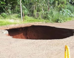 Buraco gigante em rua na Zona Sul de Londrina assusta moradores