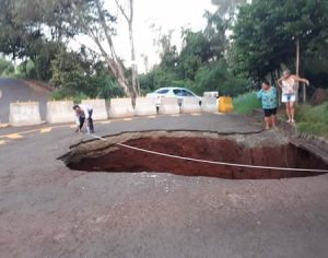 Prefeitura começa obra de recuperação da cratera na Zona Sul de Londrina