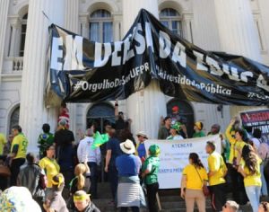 Manifestantes arrancam faixa em prol da educação durante protesto no PR