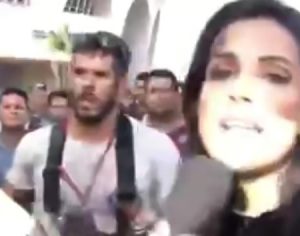 Repórter sofre tentativa de furto ao vivo no enterro de Gabriel Diniz