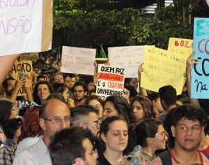 Manifestantes vão às ruas contra cortes na educação em Londrina