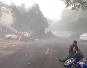 Prédio no Fórum de Londrina desmorona e atinge pessoas e carros