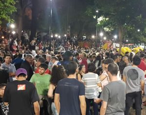 Protesto pela educação acontece agora no Calçadão de Londrina