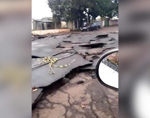 Vídeo: chuva forte destrói asfalto na região norte de Londrina