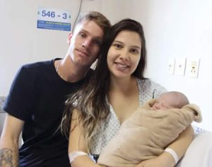 Moça dá à luz dentro de carro de aplicativo em Londrina
