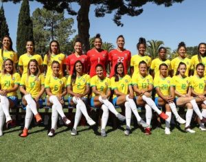 Com pernas cruzadas, seleção feminina posa para foto oficial do Mundial
