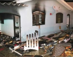 Casa de suspeito de abusar da filha de um ano é incendiada