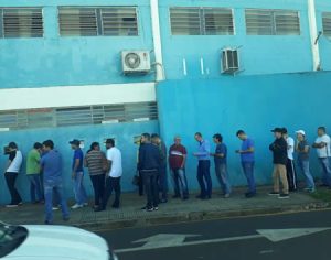 Torcedores do LEC fazem fila para comprar ingressos do jogo