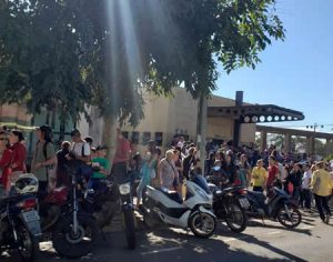 Londrinenses fazem fila para receber vacina contra gripe