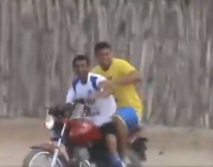 Goleiro vai à área adversária em escanteio e volta de moto para não levar contra-ataque