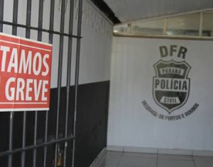 Professores, policiais e profissionais da saúde entram em greve no PR
