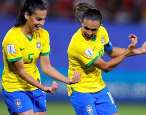 Brasil vence a Itália e se classifica para as oitavas da Copa do Mundo