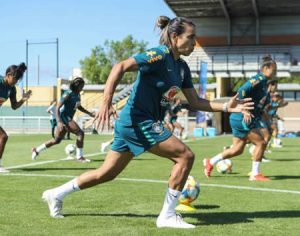 Marta treina, faz gols e pode jogar contra a Austrália nesta quinta