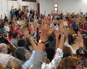 Professores da UEL aprovam possibilidade de iniciar greve em maio