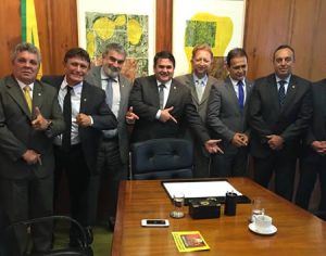 Bancada da bala consegue acordo por aposentadoria mais branda para policiais