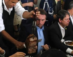 Após negar fome no Brasil, Bolsonaro recua e diz que ‘alguns passam fome’