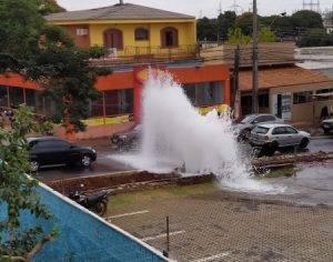 Cano em manutenção estoura e motoristas lavam o carro ‘grátis’ em Londrina